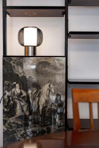 ein Gemälde eines Mannes mit einem Pferd in der Unterkunft Homing - Prestinari 15 in Mailand