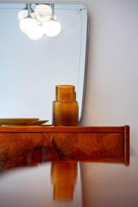 einen Spiegel auf einem Holztisch in der Unterkunft Homing - Prestinari 15 in Mailand
