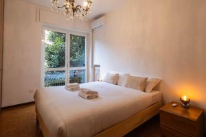 ein Schlafzimmer mit einem großen Bett mit Handtüchern darauf in der Unterkunft Homing - Prestinari 15 in Mailand