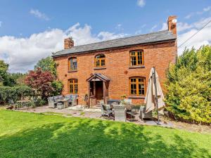 an old brick house with an umbrella in the yard at 4 Bed in Hereford 44213 in Hereford