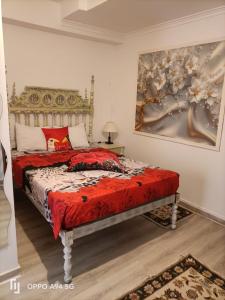Un dormitorio con una cama con un edredón rojo. en Aquedarte, en Lisboa