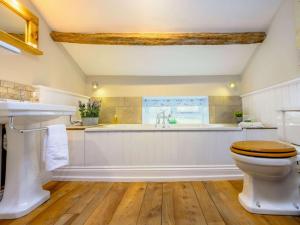 a bathroom with a toilet and a bath tub at 2 Bed in Ullswater 87349 in Penrith +16 photos