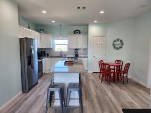 eine Küche mit weißen Schränken und roten Stühlen in der Unterkunft Escape to the beach with pets &kids in Bolivar Peninsula