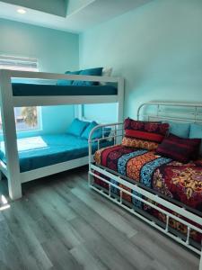 ein Zimmer mit zwei Etagenbetten und einer Couch in der Unterkunft Escape to the beach with pets &kids in Bolivar Peninsula