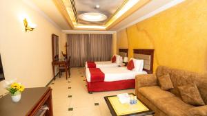 Una cama o camas en una habitación de Oriental Hotel Apartments 22 fotos más