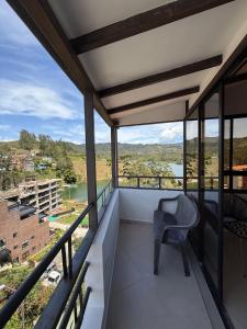 d'un balcon avec une chaise et une vue. dans l'établissement Apartamento amoblado Nice view, à Estación El Salto