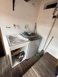 une petite cuisine avec une cuisinière dans une pièce dans l'établissement Apartamento amoblado Nice view, à Estación El Salto