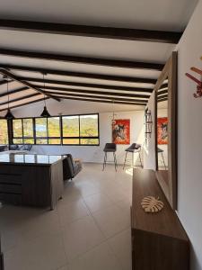 un salon avec un canapé et une table dans l'établissement Apartamento amoblado Nice view, à Estación El Salto