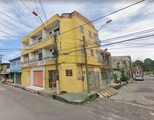 een geel gebouw aan de kant van een straat bij Apart-Norte Flat Belém Aeroporto in Belém +80 foto's