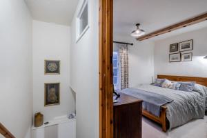 une chambre avec un lit, un bureau et une fenêtre dans l'établissement Blacksmiths Cottage - Buxton Norfolk, à Buxton