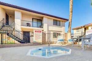 Un edificio con piscina enfrente. en Ground-Level Getaway 3 Mi to Bullhead City Parks, en Bullhead City
