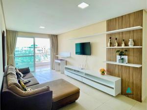 un salon avec un canapé et une télévision dans l'établissement Reserva Dunnas by Holiday Stays, à Mangabeira