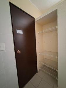 a brown door in a walk in closet at Casa Santa Rosita in Santa Rosita
