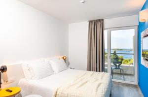 Cama ou camas em um quarto em Pharos Hvar Bayhill Hotel