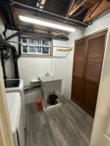 Dapur atau dapur kecil di Basement Home in Brantford