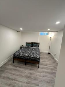 Katil atau katil-katil dalam bilik di Basement Home in Brantford
