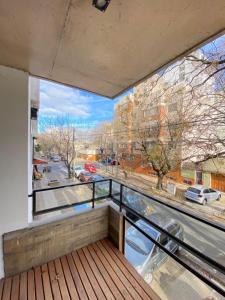 a balcony with a view of a city street at Monoambiente a estrenar con BALCÓN y DECK in La Plata