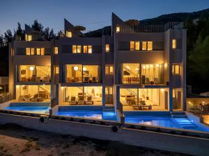 een huis met een zwembad in de nacht bij Vista Divina - Semi Detached Vacation Homes by Irundo in Zavala