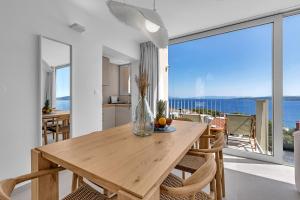 een eetkamer met een tafel en een groot raam bij Vista Divina - Semi Detached Vacation Homes by Irundo in Zavala