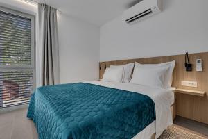 een slaapkamer met een groot bed met een blauwe deken bij Vista Divina - Semi Detached Vacation Homes by Irundo in Zavala +46 foto's