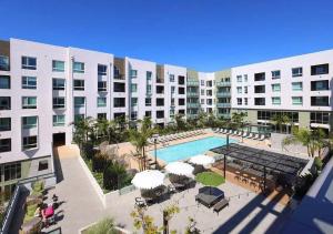 an aerial view of a resort with a swimming pool at Pacific Paradise 10 Min from Disneyland With Pool & GYM in Tustin