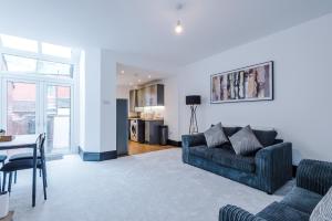 Posezení v ubytování Bright & Spacious 4-Bed Home in Darwen Town by Eason Stays, Perfect for Contractors, Business Travellers & Groups - with Free Parking!