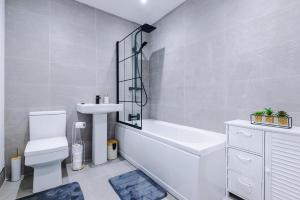 Koupelna v ubytování Bright & Spacious 4-Bed Home in Darwen Town by Eason Stays, Perfect for Contractors, Business Travellers & Groups - with Free Parking! + 77 fotografií