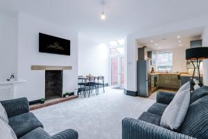 TV a/nebo společenská místnost v ubytování Bright & Spacious 4-Bed Home in Darwen Town by Eason Stays, Perfect for Contractors, Business Travellers & Groups - with Free Parking!