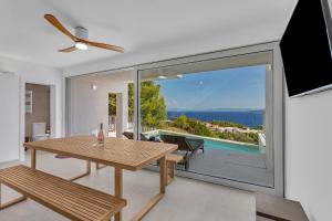 een eetkamer met een tafel en uitzicht op de oceaan bij Vista Divina - Semi Detached Vacation Homes by Irundo in Zavala