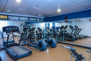 Spordikeskus ja/või sportimisvõimalused majutusasutuses Platinum Hotel