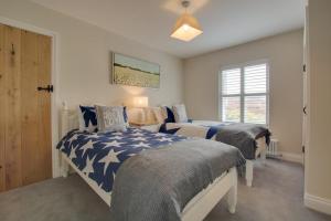 En eller flere senge i et værelse på Holly Tree Cottage