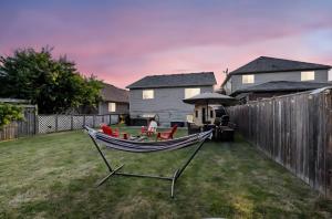 a hammock in the yard of a house at Niagara Retreat|HotTub|Sauna|Games|15 Min to Falls in Thorold