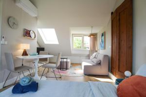 a room with a bed and a table and chairs at Casa Galia Apartments in Nijmegen