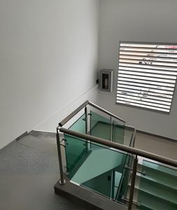 una escalera mecánica de cristal en una habitación con ventana en 204 Espectacular Apartamento en granada, en Cali