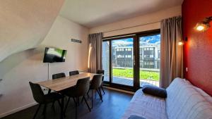 TV a/nebo společenská místnost v ubytování Résidence Les Terrasses De Veret - Appartement confortable · Au pied des pistes · Piscine · Spa · Parking MAE-7377