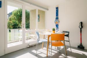 a dining room with a table and chairs and a window at Apartment Baytrail in Seenähe in Spiez