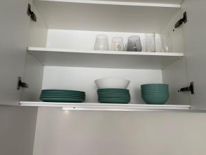 ルクセンブルクにあるModern Luxembourg City Center Apartment with big terraceの白い棚