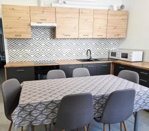 Kuchyň nebo kuchyňský kout v ubytování Apartament w Centrum Gliwic