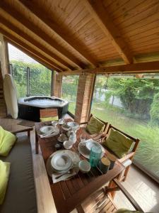 a table in a room with a hot tub at Rózsa Apartman Dombori in Fadd-Dombori