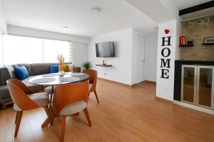 Televisyen dan/atau pusat hiburan di Modern 1-Bedroom Apartment with WiFi in Miraflores