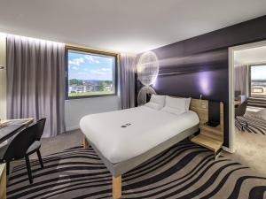 Postel nebo postele na pokoji v ubytování Novotel Kraków Centrum