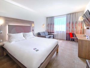 Postel nebo postele na pokoji v ubytování Novotel Kraków Centrum