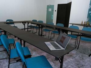 sala konferencyjna ze stołem i laptopem w obiekcie Ibis Katowice - Zabrze w Zabrzu +78 zdjęć
