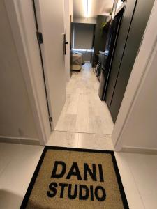 un corridoio con un cartello su un tappeto sul pavimento di Dani Studio Moema Grand Vitrali a San Paolo
