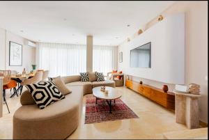TV a/nebo společenská místnost v ubytování Villa Dar Moumoune à Marrakech, piscine chauffée en option
