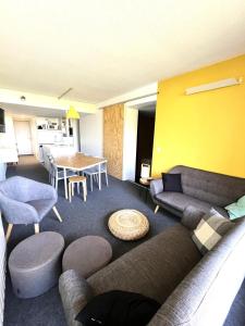 ein Wohnzimmer mit Sofa und Tisch in der Unterkunft Résidence Varet 2 - Appartement rénové 3 pièces 7 personnes MAE-7854 in Arc 2000