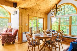 a dining room with a table and chairs at Le Chalet Orange in Shawinigan