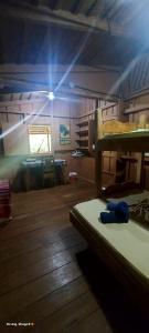 Habitación con litera y suelo de madera. en Carolina hostel, en San José
