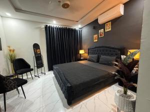 Postel nebo postele na pokoji v ubytování Islamabad Apartment