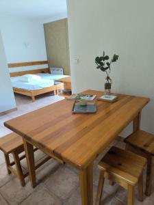 una mesa de madera con una planta encima en Appartements indépendants dans chalet en Auvergne, en Chomelix